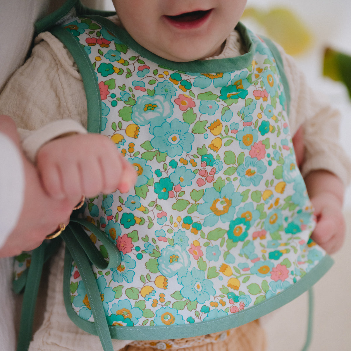 Patron de Couture - Ikatee / Plastron, pull sans manches et bavoir bébé Adélaïde
